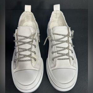 Very G Women's White Canvas Sneakers size 8 pre owned Exellent condition.